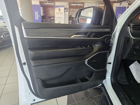 Used 2023 Jeep Wagoneer L Series III RWD image 7