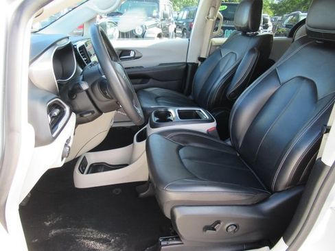 Used 2023 Chrysler Pacifica Touring-L FWD image 18