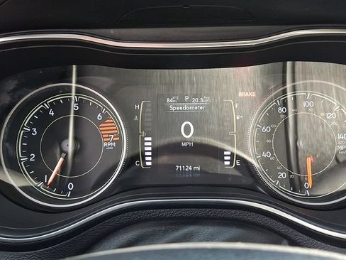 Used 2019 Jeep Cherokee Latitude Plus AWD/4WD image 18