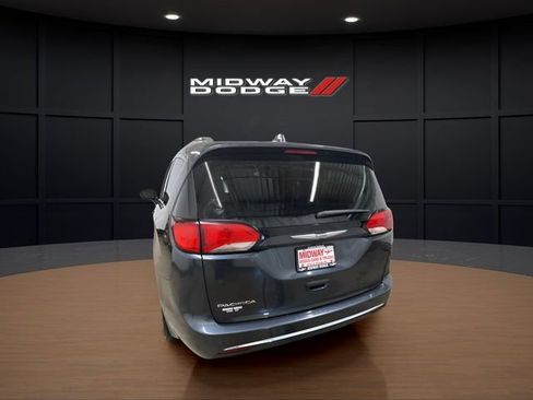 Used 2020 Chrysler Pacifica Touring-L image 7