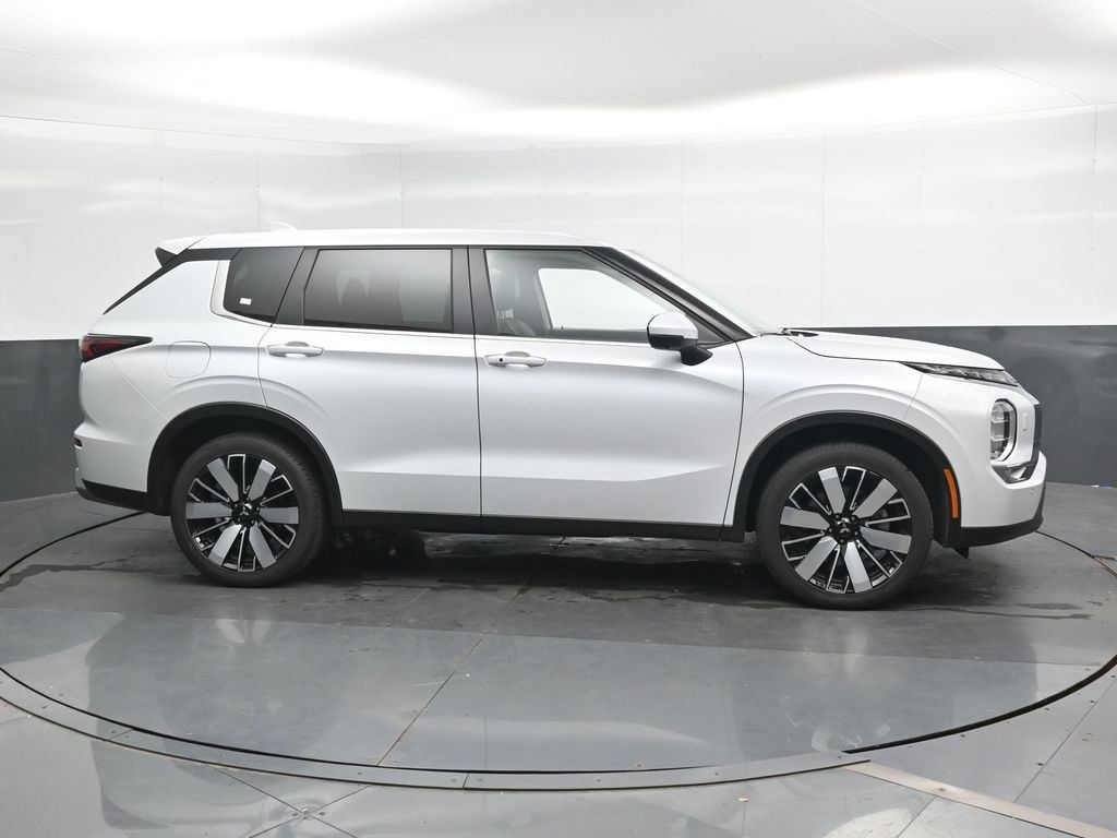 Used 2025 Mitsubishi Outlander SE AWD/4WD image 4