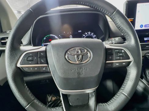 Used 2025 Toyota Sienna XLE FWD image 18