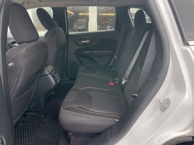 Used 2016 Jeep Cherokee Latitude w/ Cold Weather Group AWD/4WD image 31