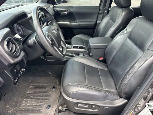 Used 2022 Toyota Tacoma TRD Sport w/ TRD Premium Sport Package AWD/4WD image 19