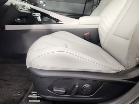 Used 2025 Hyundai Elantra Limited FWD image 13