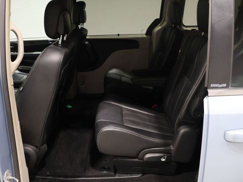 Used 2013 Chrysler Town & Country Touring image 16