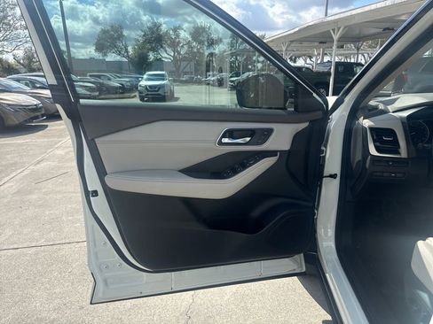 Used 2021 Nissan Rogue SL w/ Premium Package image 11