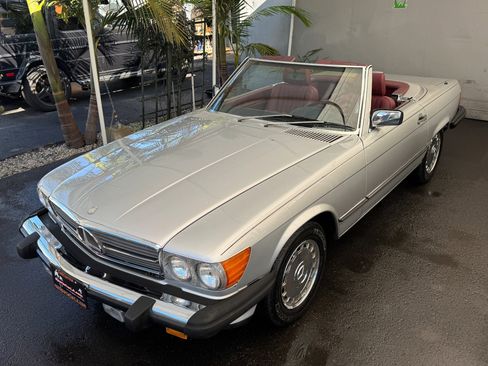 Used 1987 Mercedes-Benz 560 SL image 2