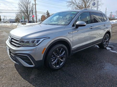 Used 2024 Volkswagen Tiguan SE image 3