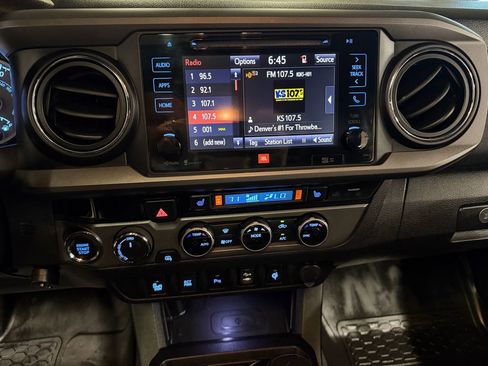 Used 2016 Toyota Tacoma TRD Off-Road image 8