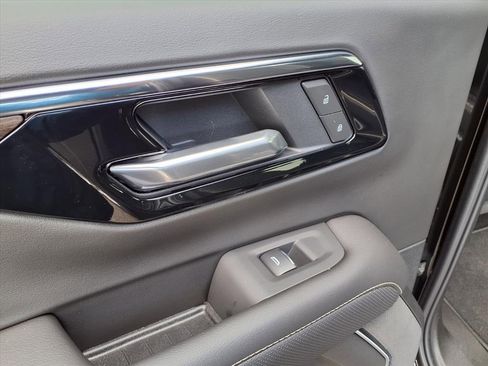 Used 2025 Chevrolet Suburban Premier image 19