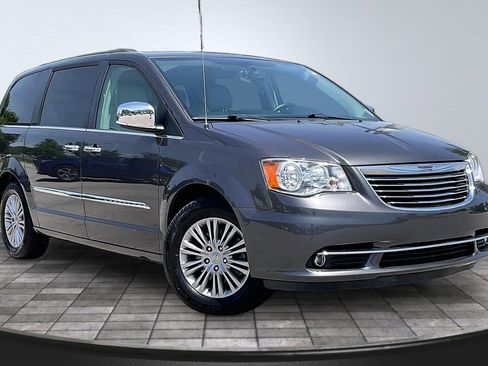 Used 2016 Chrysler Town & Country Touring-L w/ Driver Convenience Group FWD image 10