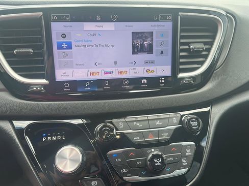 Used 2025 Chrysler Pacifica Select image 16