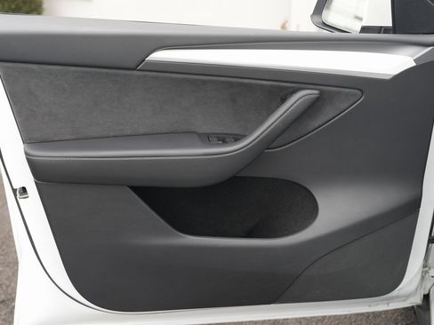 Used 2022 Tesla Model Y Long Range image 25