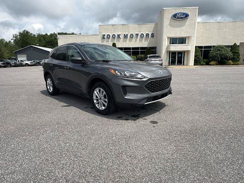 Certified 2022 Ford Escape SE w/ Cold Weather Package AWD/4WD image 2