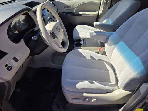 Used 2012 Toyota Sienna LE w/ Preferred Pkg image 7