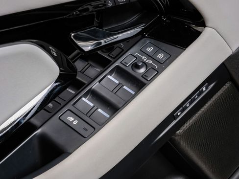 Used 2024 Land Rover Range Rover Evoque Dynamic SE image 46