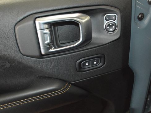 Used 2025 Jeep Wrangler Unlimited Sahara image 37