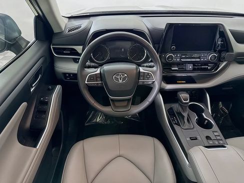 Used 2024 Toyota Highlander XLE FWD image 22