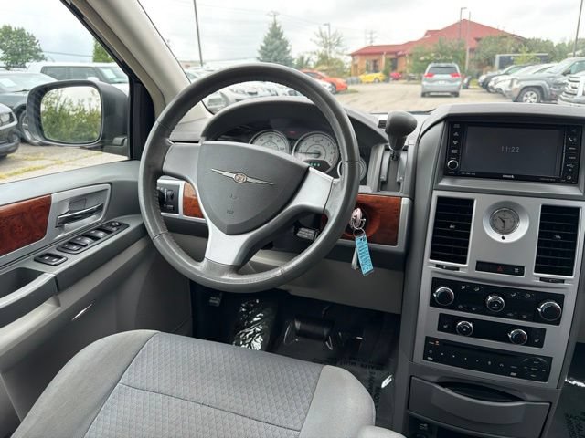 Used 2009 Chrysler Town & Country Touring w/ Entertainment Group #2 FWD image 8
