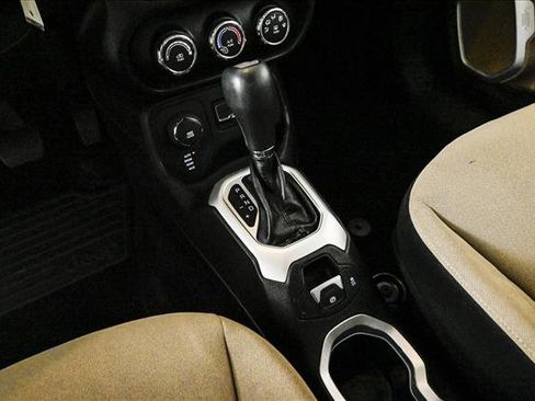 Used 2015 Jeep Renegade Latitude image 12