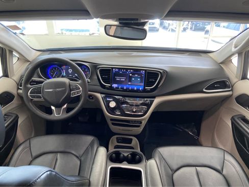 Used 2024 Chrysler Pacifica Touring-L FWD image 21