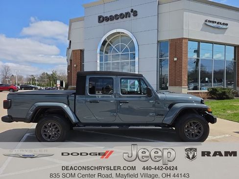 Used 2024 Jeep Gladiator Sport image 1