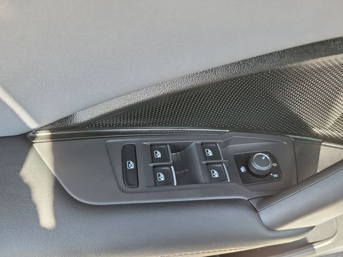 Used 2025 Volkswagen Tiguan SE FWD image 27