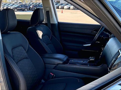 Used 2023 Nissan Pathfinder S image 8