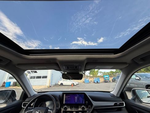 Used 2023 Toyota Highlander XLE AWD/4WD image 24