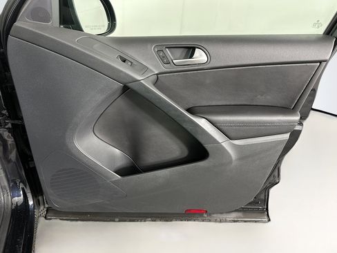 Used 2017 Volkswagen Tiguan S image 30