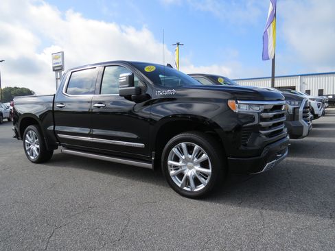 Used 2025 Chevrolet Silverado 1500 High Country w/ High Country Premium Package AWD/4WD image 1
