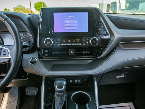 Used 2023 Toyota Highlander LE FWD image 14