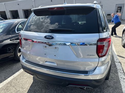 Used 2018 Ford Explorer XLT w/ Equipment Group 202A AWD/4WD image 8