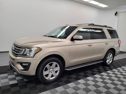 Used 2018 Ford Expedition XLT w/ Equipment Group 202A RWD image 2