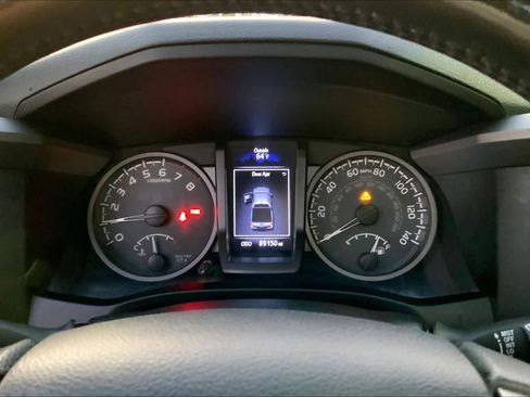 Used 2018 Toyota Tacoma TRD Off-Road w/ Technology Package AWD/4WD image 25
