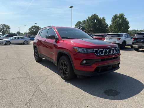 Used 2025 Jeep Compass Latitude AWD/4WD image 7