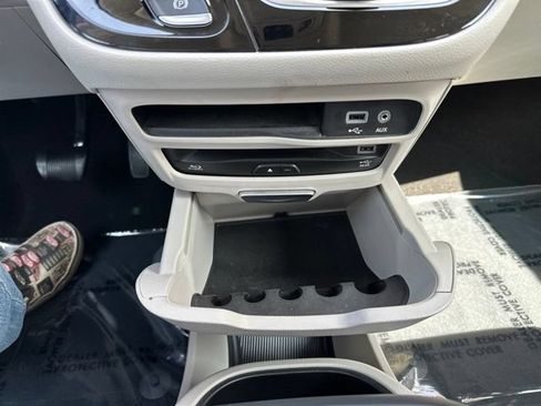 Used 2020 Chrysler Pacifica Touring-L Plus FWD image 33