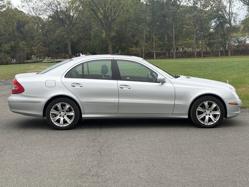 Used 2009 Mercedes-Benz E 350 4MATIC Sedan image 4