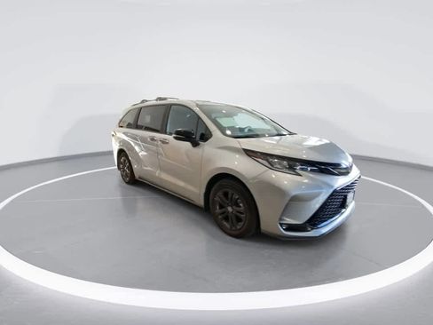 Used 2025 Toyota Sienna XSE w/ XSE Premium Package AWD/4WD image 2
