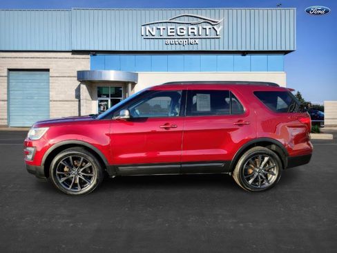 Used 2017 Ford Explorer XLT w/ Equipment Group 202A image 6