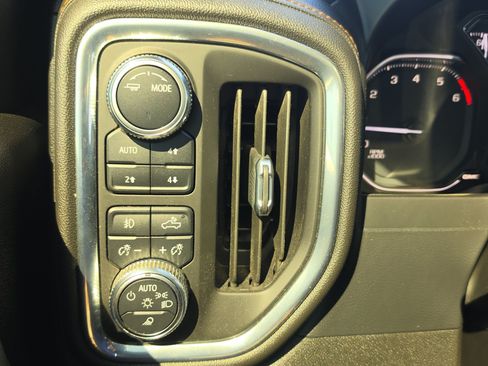 Used 2021 GMC Sierra 1500 AT4 w/ AT4 Preferred Package AWD/4WD image 11