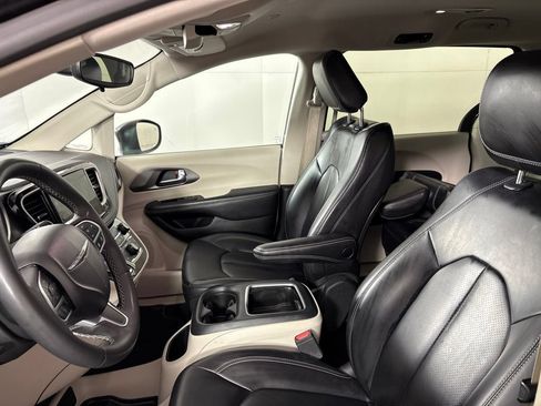 Used 2023 Chrysler Pacifica Touring-L FWD image 27