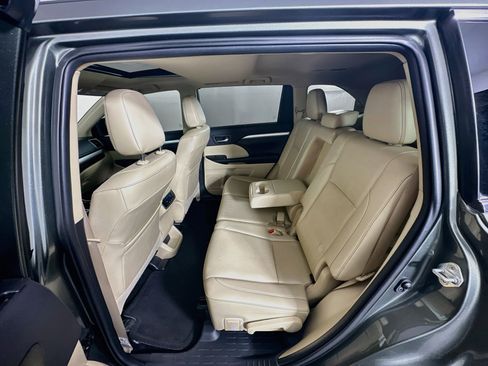 Used 2019 Toyota Highlander XLE FWD image 28
