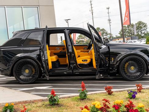 Used 2025 Rolls-Royce Cullinan AWD/4WD image 18