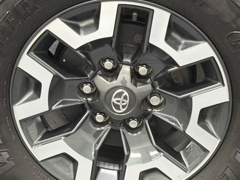 Used 2022 Toyota Tacoma TRD Off-Road image 5