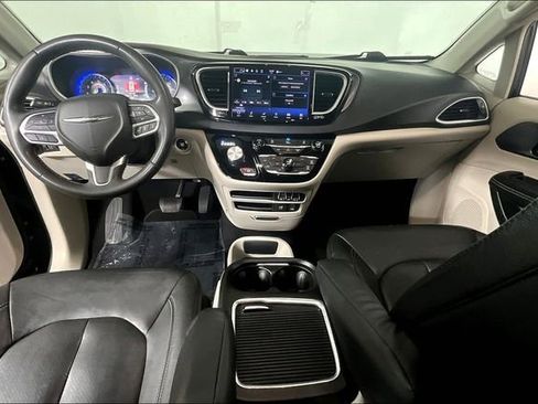 Used 2022 Chrysler Pacifica Touring-L image 14