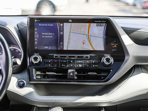 Used 2022 Toyota Highlander Limited image 3