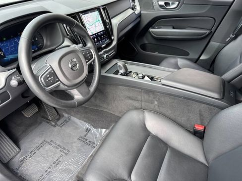 Certified 2025 Volvo XC60 B5 Core image 9