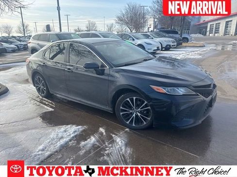 Used 2018 Toyota Camry SE image 1